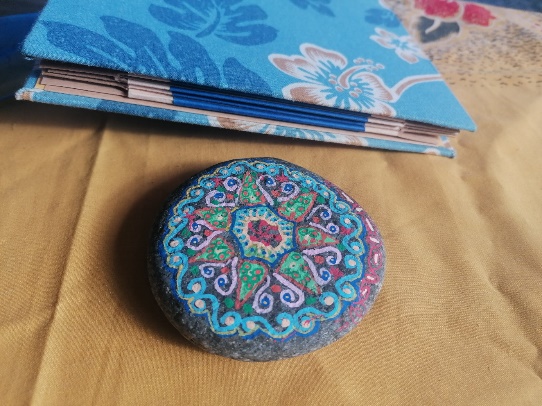 Galet mandala peint